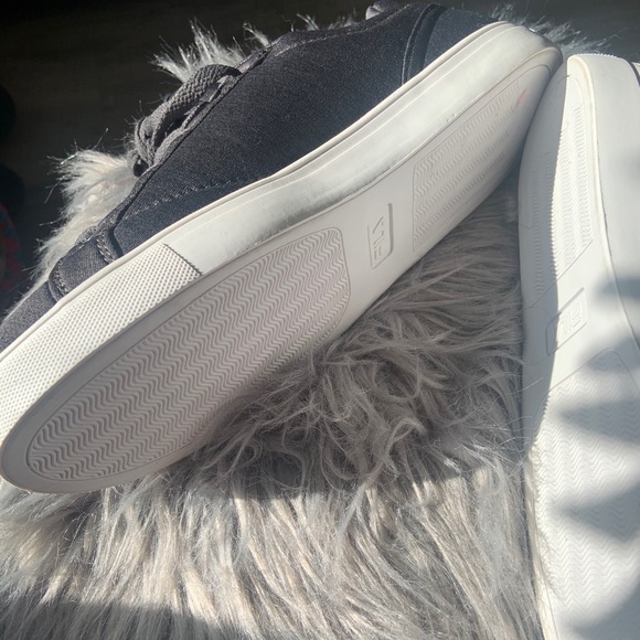 Kids Fila shoes - Picture 3 of 5